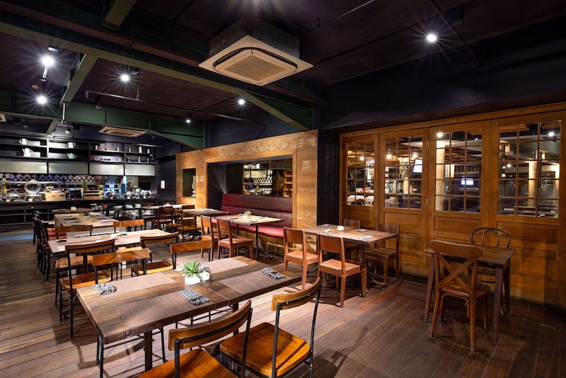 華やかなデウィスリ通りの好立地！モダンな4つ星リゾートに宿泊。ビジネスクラス利用