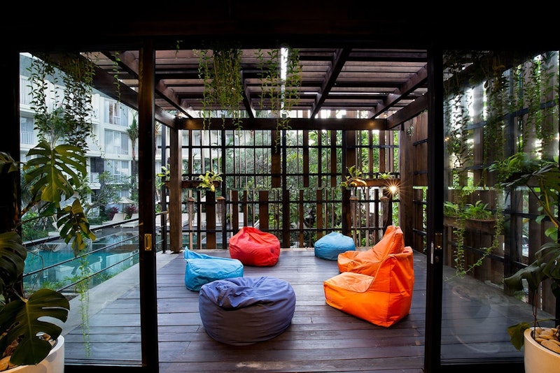 グルメスポット充実の好立地！モダンな4つ星ホテルのスイートに宿泊。ビジネスクラス利用