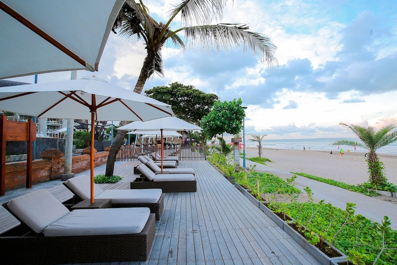 活気あふれるスミニャック通りすぐ!専用ビーチクラブつきの4つ星ホテルに宿泊