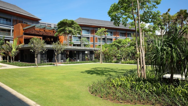 静かなプールやぜいたくなスパを併設！お洒落な5つ星リゾートに滞在。ビジネスクラス利用