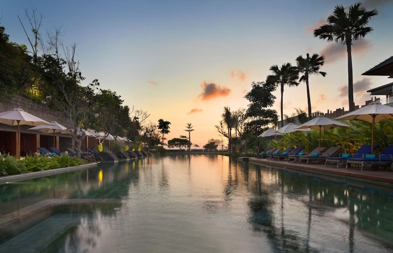 ダイニングやスパ併設！フォトジェニックな5つ星ビーチフロントホテルに宿泊