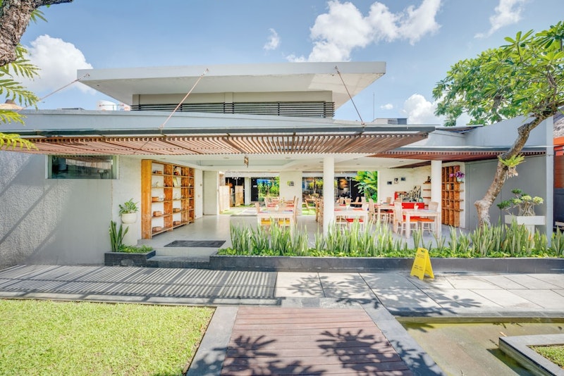 ビジネスクラスで行く！スミニャック中心部にあるプライベートヴィラにステイ