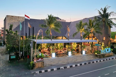 部屋はラグーンアクセスつき!サヌール地区のホテルで満足のステイ。ビジネスクラス利用