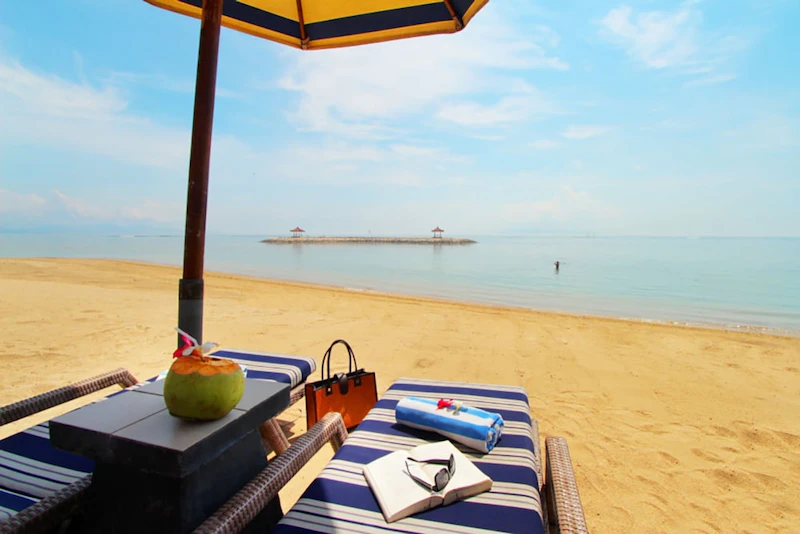 サヌール中心エリアの好立地な4つ星リゾート！ラグーンアクセスの優雅な部屋にステイ