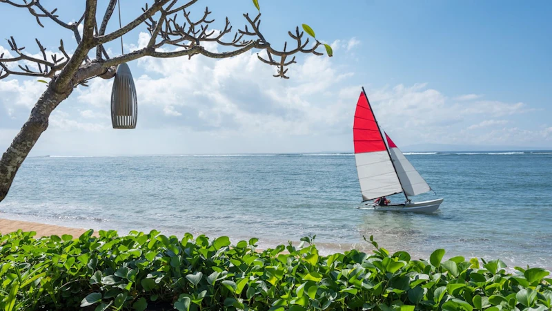 トランジットでシンガポール観光も！サヌールビーチ沿いに建つ5つ星リゾートに宿泊