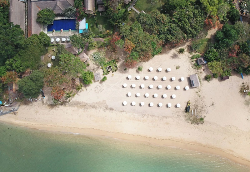 サヌールビーチに面した穏やかな4つ星リゾート。ゆったりとした広さのデラックスルーム泊