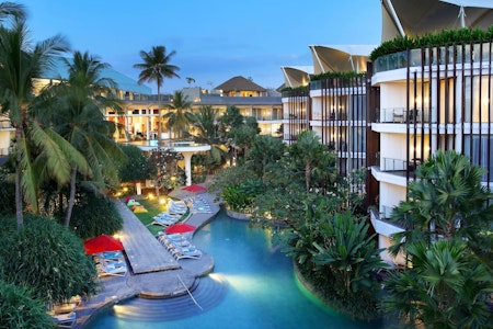 ジンバランビーチはすぐそば！絶景が自慢のルーフトップバーがある5つ星リゾートホテル泊