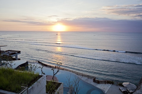 絶景が自慢のレストランやプールがそなわった5つ星ホテルでバリ旅！