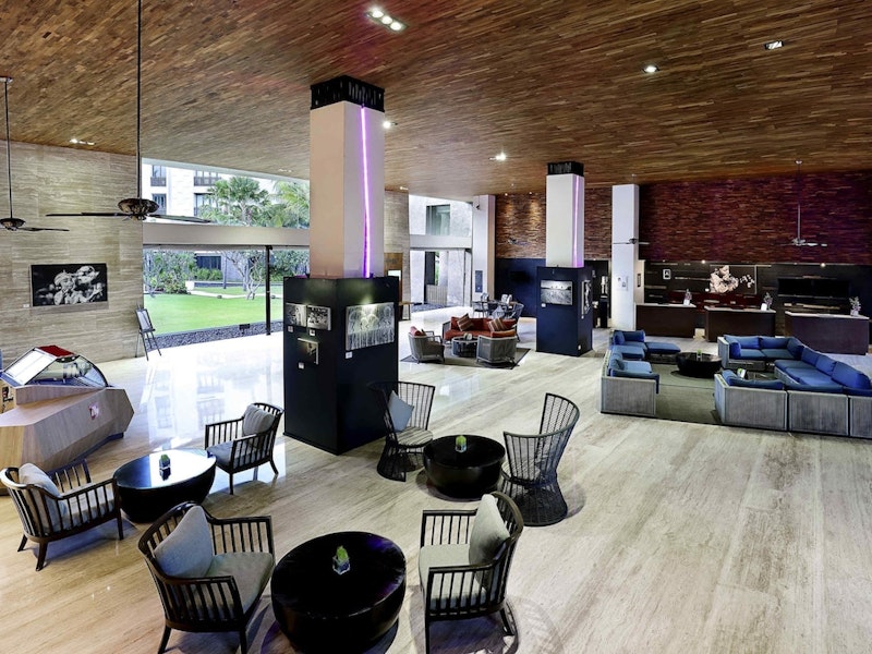 ビジネスクラスで快適なフライト!開放的なレストランつきの5つ星ホテルに宿泊