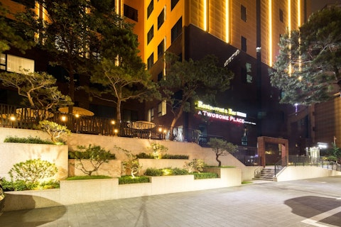 屋外レストランで景色を満喫！施設充実＆移動に便利な駅チカホテルで充実のソウルステイ