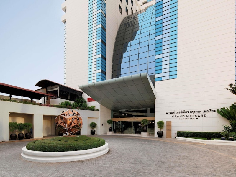 ニューハーフショー鑑賞つき!屋外プール併設&活気あふれるエリアの5つ星ホテルにステイ