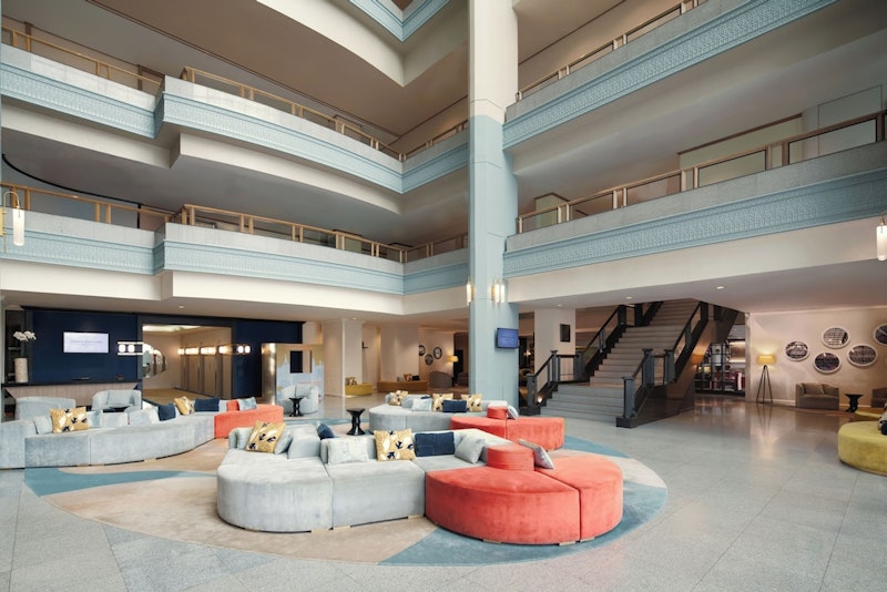 ニューハーフショー鑑賞つき！屋外プール併設＆活気あふれるエリアの5つ星ホテルにステイ