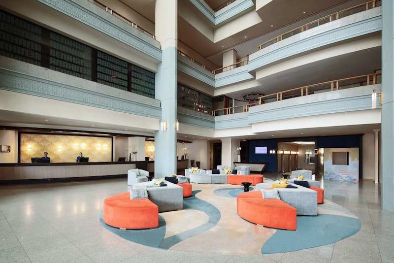 ピンクのガネーシャ&ワットパクナム観光つき!便利な駅チカ&施設充実の高層ホテル泊