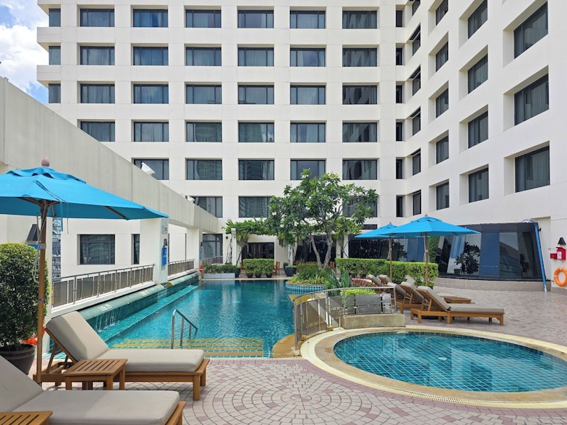 ニューハーフショー鑑賞つき!観光に便利&5つ星の高層ホテル泊。ビジネスクラス利用