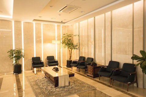 アクティブに観光を楽しめる駅チカ！コンビニ完備のホテルにステイ。ビジネスクラス利用