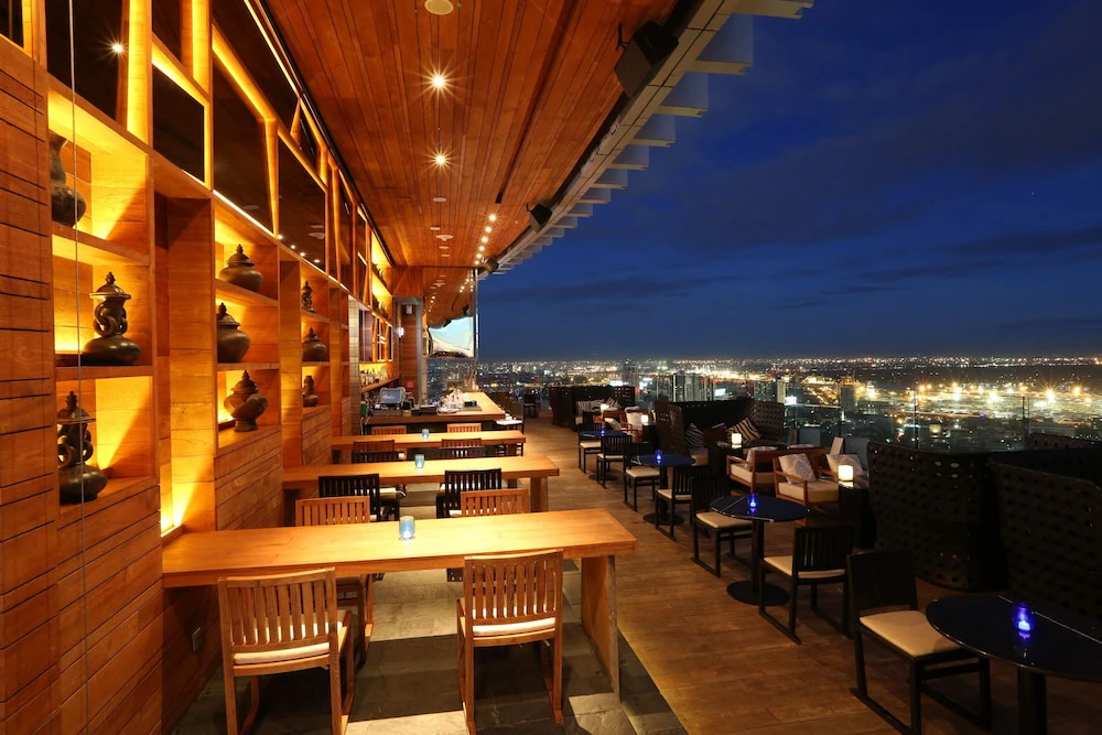 ルーフトップバーなど施設充実!スクンビット通り沿いの豪華ホテル泊