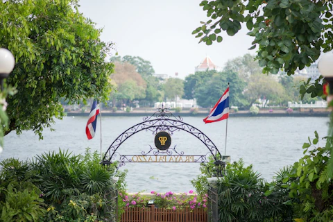 チャオプラヤー川沿いの好立地!優雅な4つ星ブティックホテルに宿泊。ビジネスクラス利用