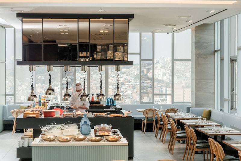 クラブラウンジでゆったり!ショッピングビルに囲まれた立地の5つ星ホテルに宿泊