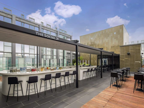 ルーフトップバーで優雅に！ショッピングの拠点にぴったり＆スタイリッシュなホテル泊