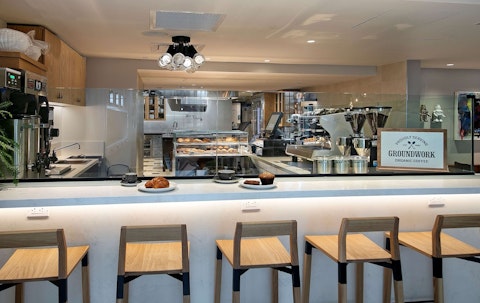 4つ星ホテルのレンガ壁がおしゃれな部屋に宿泊！屋上バーも魅力。JAL利用