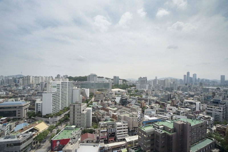 空港鉄道が乗り入れる弘大入口駅すぐ！人気カフェがそなわる4つ星ホテル滞在
