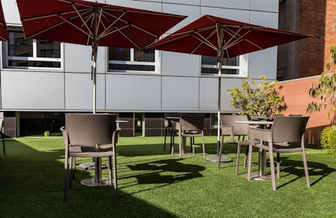 開放感あるルーフトップテラスつきのホテルに宿泊!サグラダファミリア入場つき