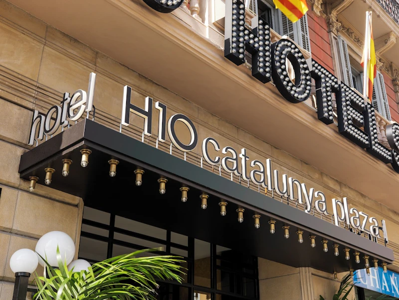 ガーデンテラスなど施設充実!カタルーニャ広場に面したホテル泊。ビジネスクラス利用