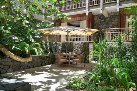 熱帯雨林と白浜のビーチを満喫！豪華5つ星リゾートホテルに宿泊。往復送迎つき