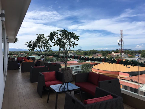 ナイトマーケット至近の便利な立地！4つ星ホテルステイ。ビジネスクラス利用