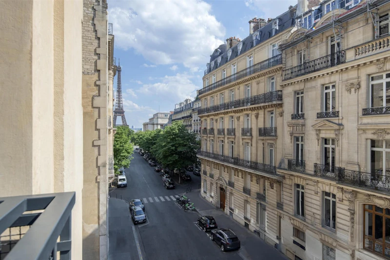 エッフェル塔の景色を堪能できる！ルーフトップテラスつきのホテルに宿泊