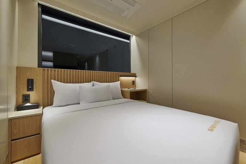 上品なトーンのインテリアがすてき！マッサージやコンビニがそなわるホテルに宿泊