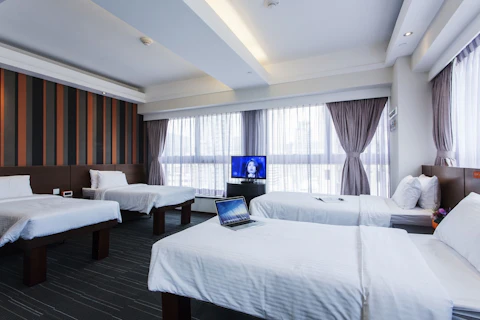 活気あふれる旺角エリア！太子駅が目の前の快適4つ星ホテルに宿泊。ベッド4台確約