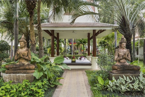 ビーチすぐ＆パタヤ最大級プールがある高級リゾート泊。往復送迎つき