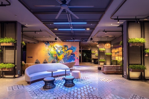 ビーチから徒歩5分のカフェつきホテルで充実のステイ!往復送迎つき