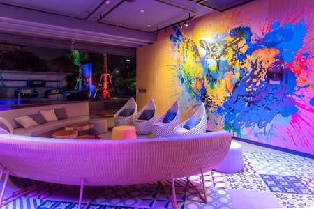 ビーチすぐ！プール完備のモダンなホテルで充実旅。往復送迎つき