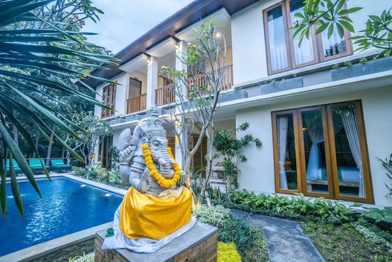 モンキーフォレストまで徒歩3分！開放的な屋外プールつきの3つ星ホテルに宿泊