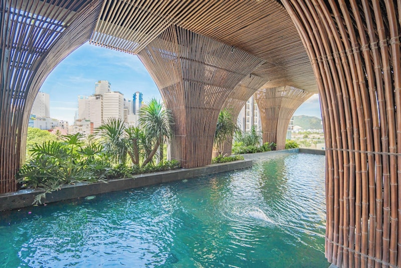 緑豊かな空中庭園が自慢！鳥の巣のようなユニークなデザインのホテル滞在