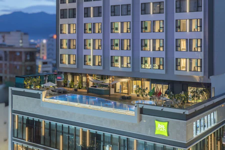 ニャチャンビーチまで徒歩7分!ゆったり過ごせるスパ併設の4つ星ホテル滞在