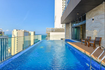 開放感ばつぐんのプールつき！全室に窓やバルコニーがそなわるホテルに宿泊