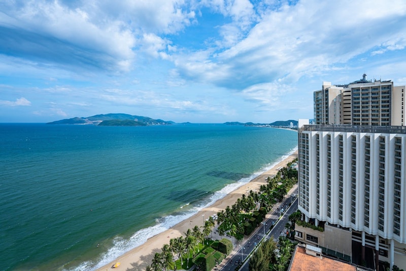 ニャチャン屈指の繁華街チャンフー通り沿い！ビーチが至近の5つ星ホテルに宿泊