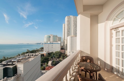 プライベートビーチつき！白を基調としたエレガントな内装の5つ星ホテルに宿泊