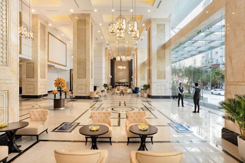 ジャグジーつきのスパ併設！海の景色を堪能する5つ星ビーチフロントホテルに宿泊