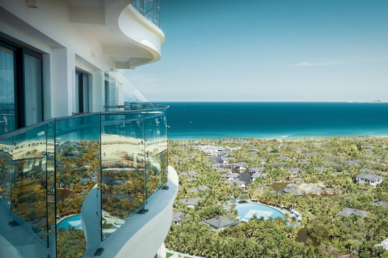 屋外プールやテニスコートつき！カムラン湾に面した5つ星リゾートホテルに宿泊