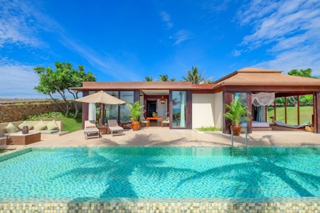 プライベートビーチつき！カムラン湾を見おろす砂丘に建つ5つ星ホテルに宿泊