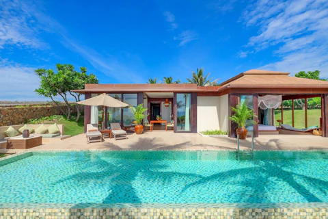 プライベートビーチつき！カムラン湾を見おろす砂丘に建つ5つ星ホテルに宿泊