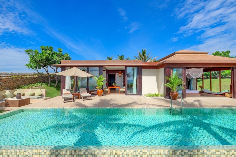 プライベートビーチつき！カムラン湾を見おろす砂丘に建つ5つ星ホテルに宿泊