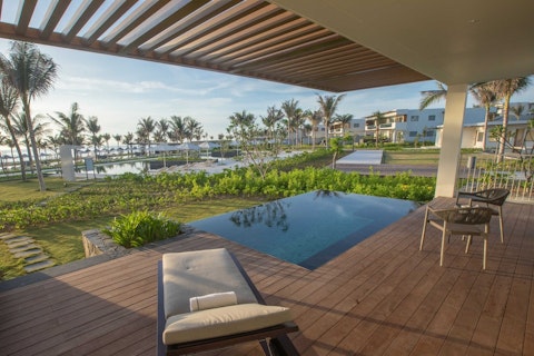 白砂のロングビーチに面したロケーション！広大な5つ星リゾートホテルに宿泊