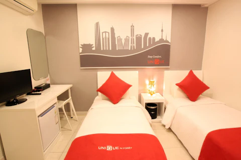 赤いインテリアがアクセントのシンプルなホテルに宿泊するプラン！コンビニ至近で便利