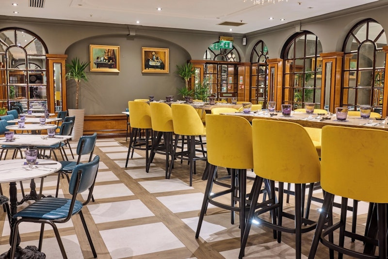 多彩なダイニングつき！ケンジントン宮殿が徒歩圏内の4つ星ホテルに宿泊