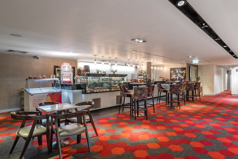 レストラン＆バーが充実！オックスフォード通りすぐの4つ星ホテルに宿泊